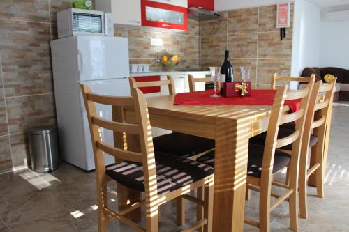 Konyha, Apartment Rako in Zrnovnica