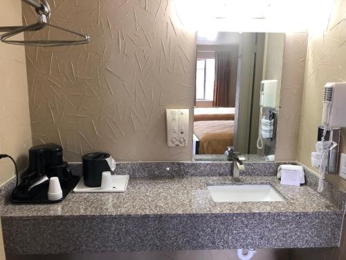 Americas Best Value Inn - Legend's Inn - image 5
