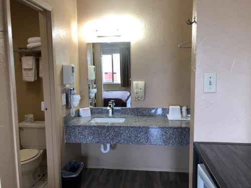 Americas Best Value Inn - Legend's Inn - image 2