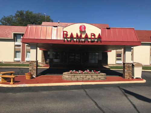 Ramada by Wyndham Albert Lea