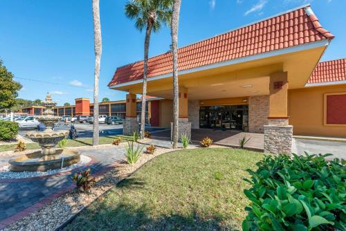 Quality Inn and Suites Riverfront