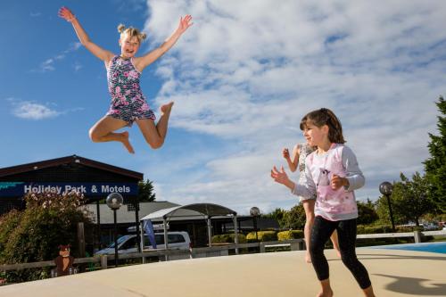 מגרש משחקים, Te Anau Top 10 Holiday Park in טה אנאו
