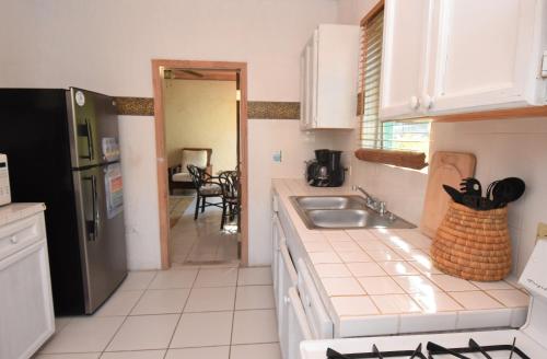 Kitchen, The Sugar Apple Lodging in Dunmore Town