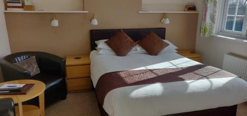 Penryn Guest House, ensuite rooms, free parking and free wifi