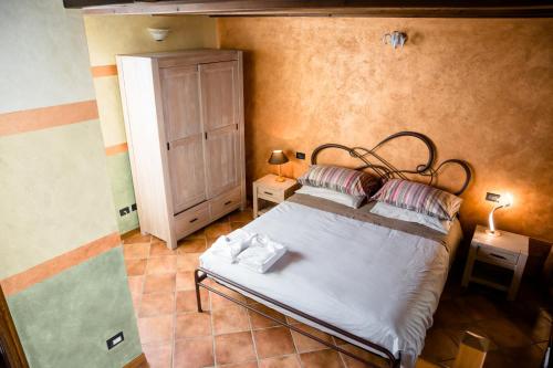 CA BAETTI LANTICO BORGO Set in a prime location of Roncola, CA BAETTI B&B LANTICO BORGO puts everything the city has to offer just outside your doorstep. The property offers a wide range of amenities and perks to ensure yo