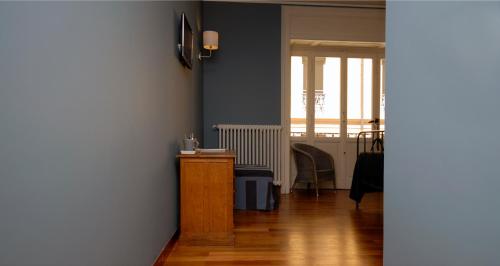 Double or Twin Room image 7