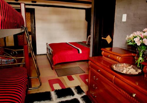 1 queen bed, 1 bunk bed