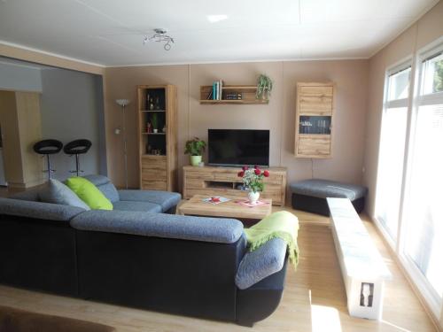 2 bedrooms, 6 beds
