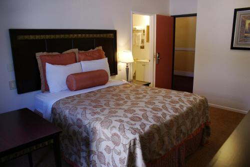 Harborview Inn & Suites-Convention Center-Airport-Gaslamp-Seaworld-Zoo-Balboa Park - image 5