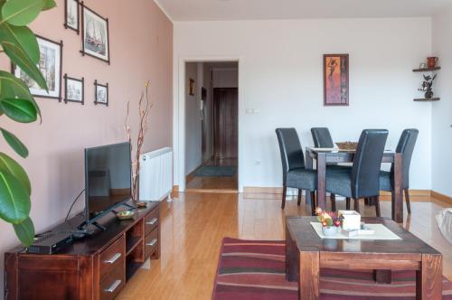 Modern and bright apartment in Ruma - image 7