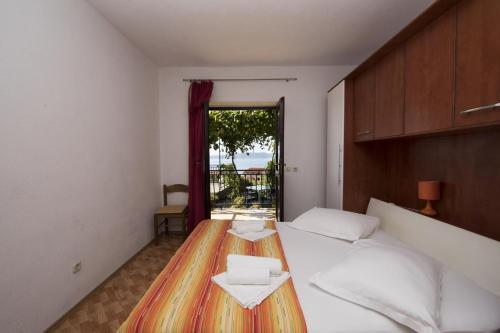 Apartments with a parking space Brela, Makarska - 16603