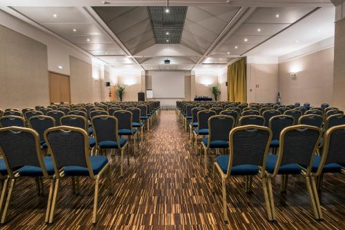 FlyOn Hotel & Conference Center - image 8