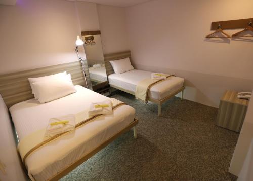 1010 Hotel Room Type - Family Room ( 1 Queen-sized bed and 1 Single sized bed )
