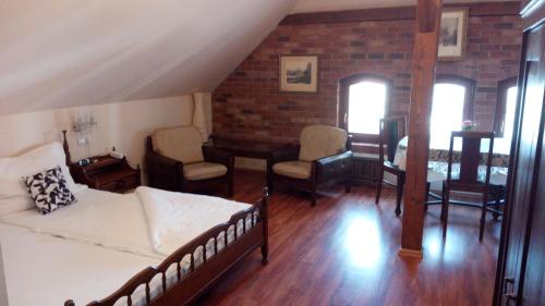 1 queen bed, 1 sofa bed