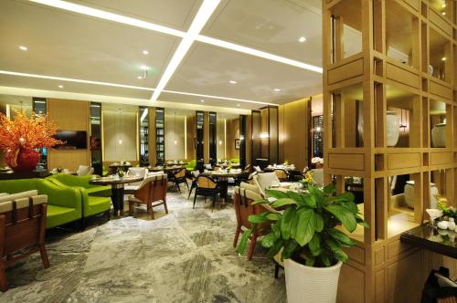 Restaurant, Guanganmen Grand Metropark Hotel Beijing in West Railway Station