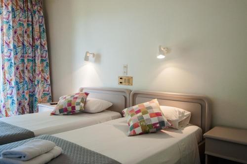 2 twin beds