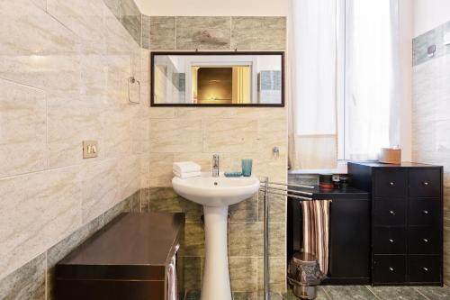 Cosy Nest Isola District Heart - image 2