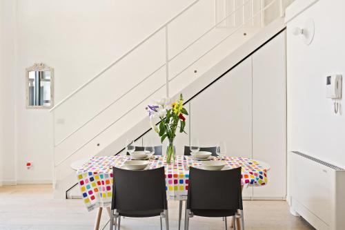 Elegant Loft with Balcony! - image 9