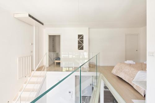 Elegant Loft with Balcony! - image 6