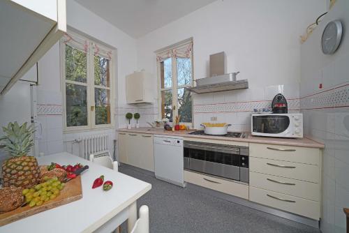 Villa Vibe Luce, beautiful period villa with private pool and lake view