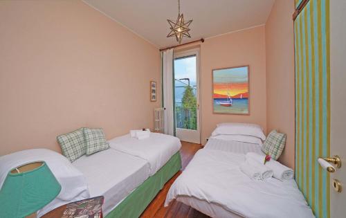 Villa Cappelletta, entire villa directly lake front with private dock sleeps 12 gîte à louer Muslone