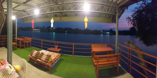 ラチャブリー Aroonsri Thara 3つ星 ホテル ロビー