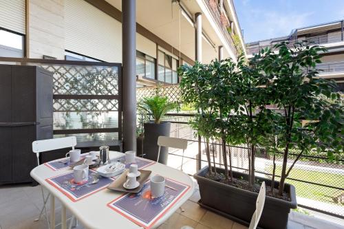 Elegant Loft with Balcony! - image 7