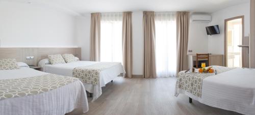 1 double bed, 2 twin beds
