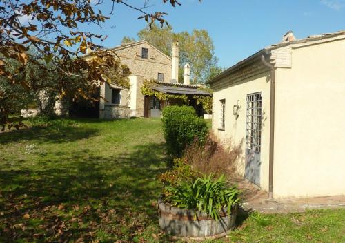 A szálláshely kívülről, Casale Oliva in a landscape of oaks, olive e cherry trees in Santa Vittoria in Matenano