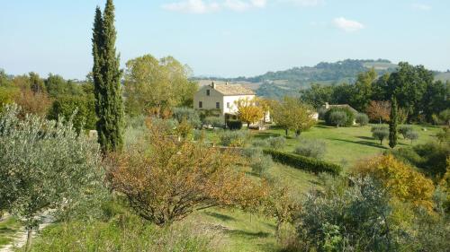 Exterior view, Casale Oliva in a landscape of oaks, olive e cherry trees in Santa Vittoria in Matenano