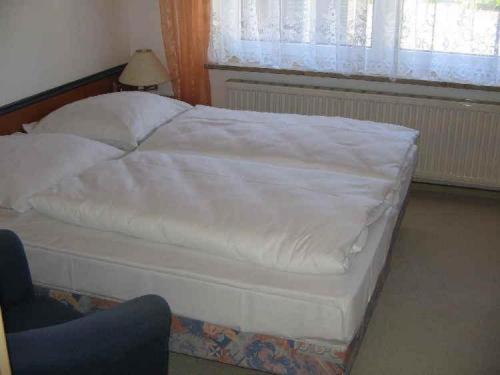 1 queen bed, 2 twin beds