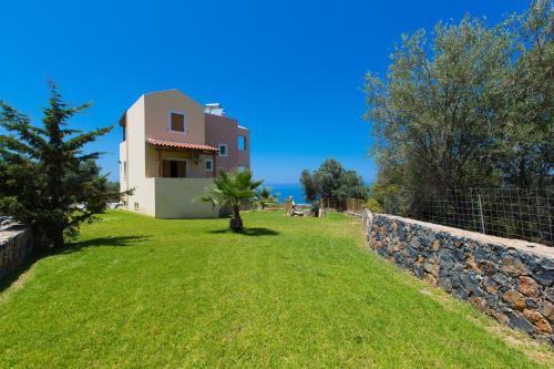  Maroulas Villas Ioanna & Stavros, stunning views, By ThinkVilla in Maroulás