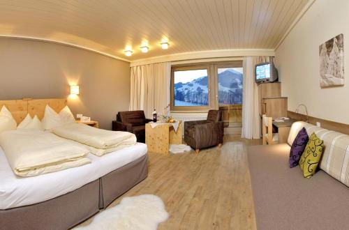 1 queen bed, 1 sofa bed
