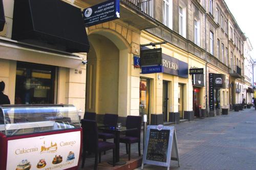 Bar/ Salón, Chmielna 5 Rooms & Apartments in Varsovia