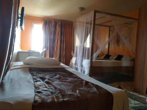 1 double bed, 1 twin bed