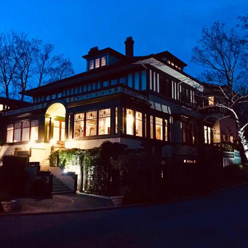 Beaconsfield Bed and Breakfast - Victoria Hotel (Victoria) from £159