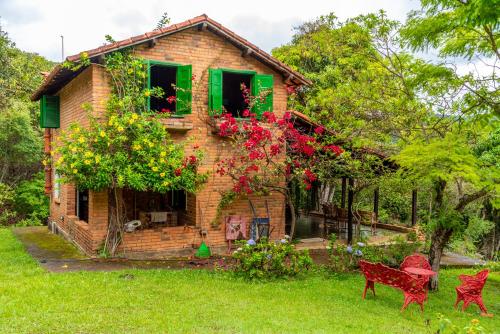 Charmoso Refúgio nas Montanhas com 8 Cachoeiras Privativas