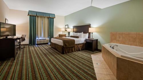 Best Western Plus Chain of Lakes Inn & Suites