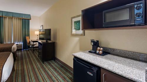 Best Western Plus Chain Of Lakes Inn & Suites