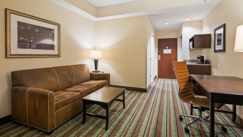 Best Western Plus Chain Of Lakes Inn & Suites