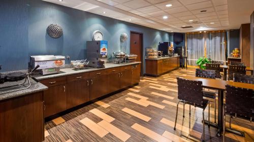 Best Western Plus Chain of Lakes Inn & Suites