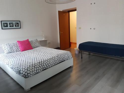 1 queen bed, 2 twin beds