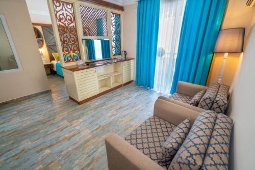 Club Big Blue Suit Hotel - All Inclusive - image 4