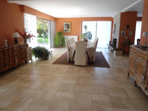 Koplietošanas atpūtas telpa ar TV, B&B La Maison de L'Aubette in Magny-en-Vexin