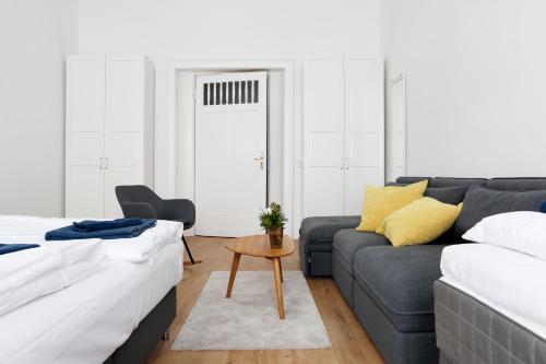 GREIF l Rockchair Apartments l Cozy Family & Business Flair in City Center Boxspringbeds Car parking 750m von Prenzlauer Berg entfernt