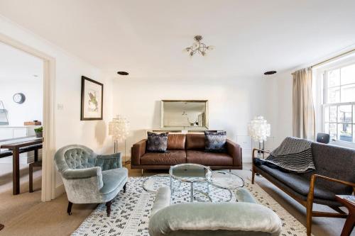 Idyllic mews apartment in fantastic location! London