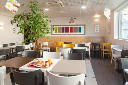 Food and beverages, B&B Hotel Paris Le Bourget in La Courneuve