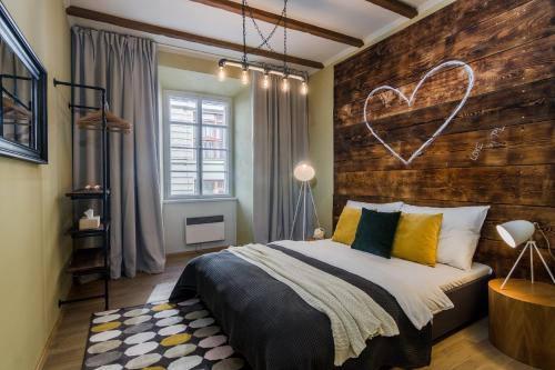 Old Town Square Apartments by Michal&Friends, Praha