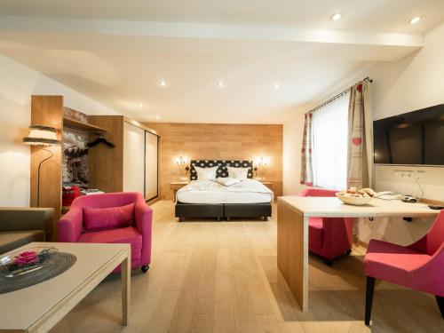 1 king bed, 1 sofa bed