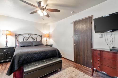 Redwood Commons B12 - main image